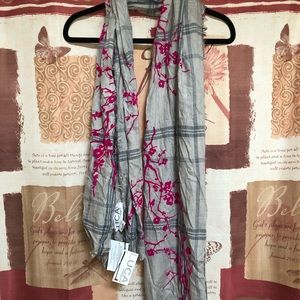 leigh and luca scarf NEW